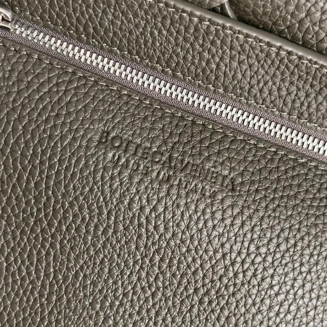 Batch 1860 BOTTEGA VENETA new Diago crossbody bag The diagonally built dynamic silhouette shows unique ingenuity. As a member of the B family's early autumn series, it uses the highest quality calfskin. The entire bag is softer, thicker and heavier, and durable. It is equipped with an adjustable strap. The texture of the 3cm wide leather strap is very similar to the litchi pattern. It is slightly stiffer than the litchi pattern. It is low-key, luxurious and full of connotation. It is refreshing and comfortable to match the upper body. Hu Yitian was also successfully captured by it. Style number: 795637 Size: 22.5*16.5*5.5cm